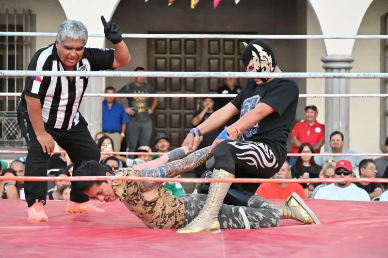Frontera celebra por segundo año consecutivo el Día del Padre con lucha libre y regalos