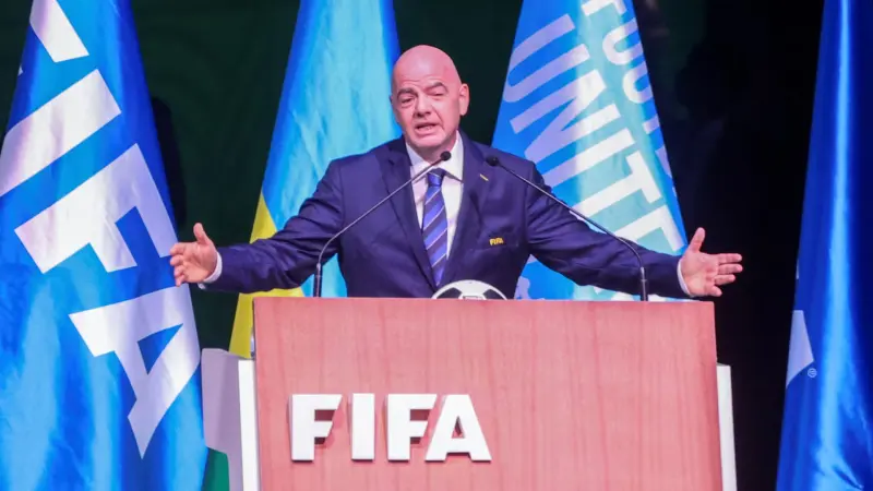 Los vuelos privados de Gianni Infantino entre México, Estados Unidos y Canadá durante el Mundial 2026 reactivaron las críticas por la huella de carbono de la FIFA, con un cálculo de hasta 500 toneladas de CO? solo por el avión del presidente