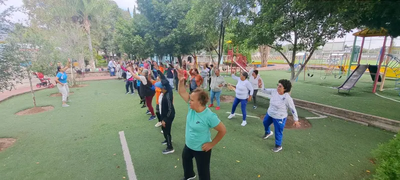 Personas mayores fortalecen salud con caminata recreativa