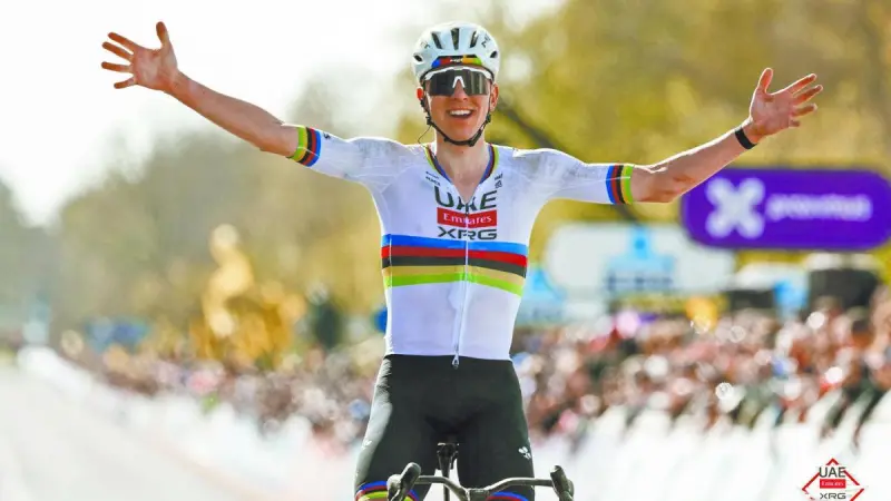 Pogacar se impone por un suspiro a Van der Poel en crono del Tour de Suiza