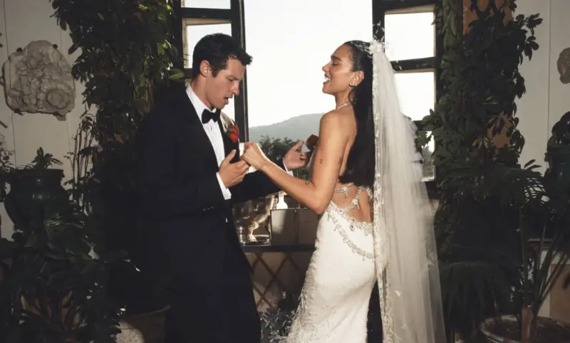 Publica Dua Lipa las fotos oficiales de su boda con Callum Turner