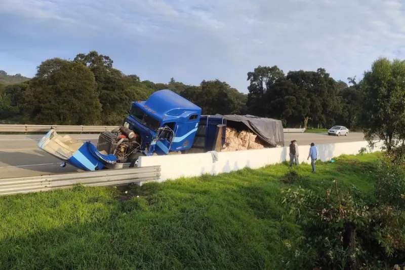 Volcadura de tractocamión y caída de carga bloquea autopista México-Querétaro