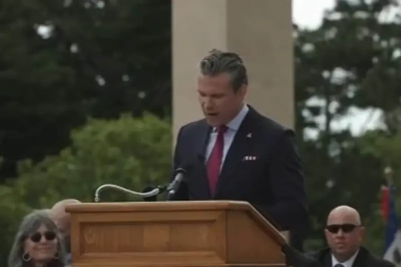 Compara Pete Hegseth llegada de migrantes con el desembarco nazi