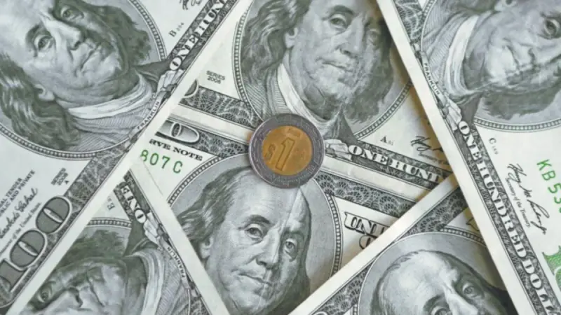 Peso mexicano retrocede frente al dólar por suspensión de las negociaciones entre EU e Irán