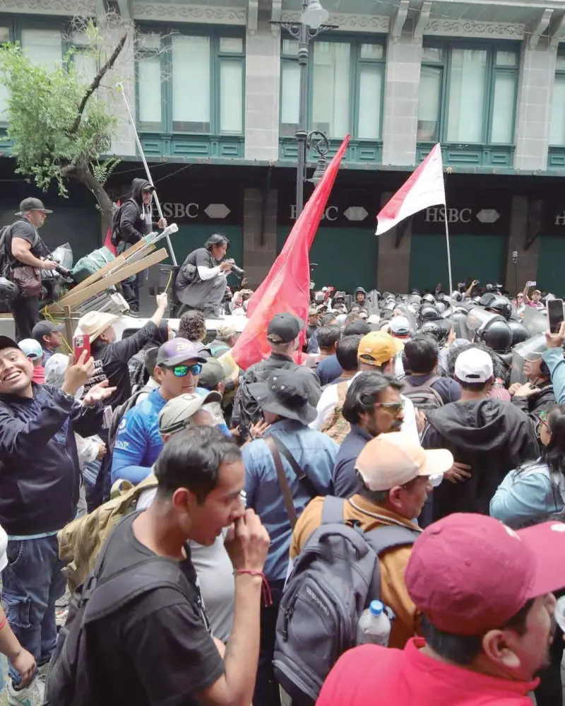Choca CNTE con policías; les bloquean el Zócalo