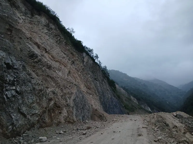 Alerta por riesgo de derrumbe en carretera de Nicolás Flores