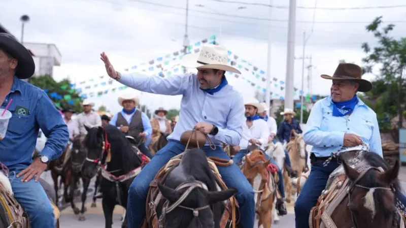 Dorantes participa en cabalgata con productores de El Marqués