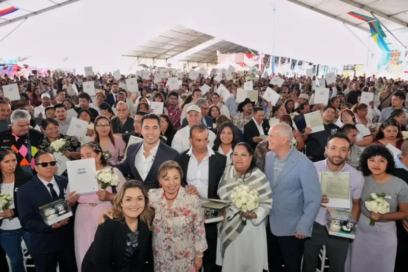 Felifer Macías encabeza matrimonios colectivos; 174 parejas formalizan su unión en el estadio Corregidora