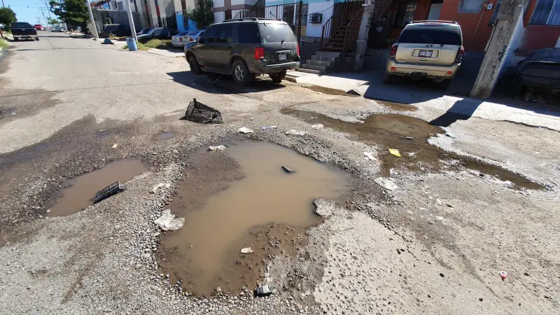 Vecinos de la colonia Arco Iris denuncian fuga de drenaje sin atender desde hace una semana