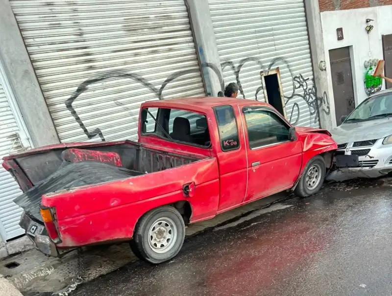 Mujer pierde el control de su camioneta y deja tres vehículos dañados en Corregidora