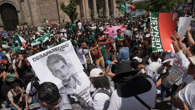 Familiares de desaparecidos cuelgan carteles cerca del Estadio Guadalajara previo al México-Corea del Sur