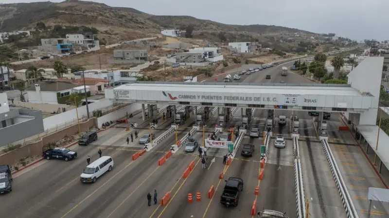 Docentes de la CNTE liberan casetas en Baja California; cumplen cinco días de movilizaciones