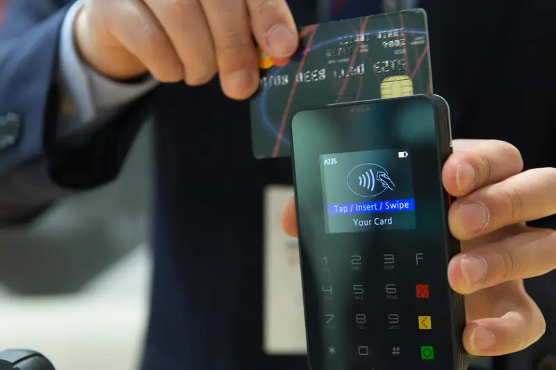 Un banco advierte a todos los usuarios que pagan con tarjeta en México: esta es la tecnología que deberían usar