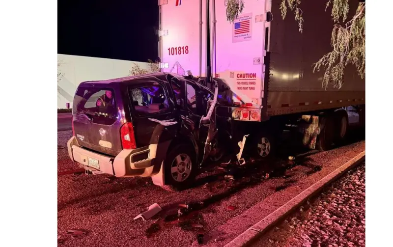 Muere tras impactarse contra tráiler estacionado