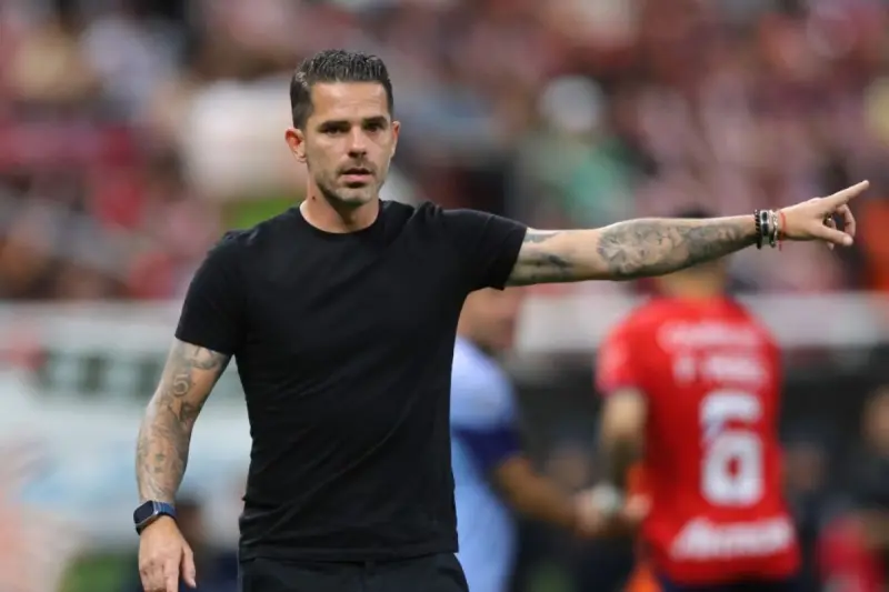 Hospitalizan de emergencia a Fernando Gago, exentrenador de Chivas, tras sufrir infarto