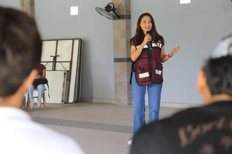 Escucha Nalleli Pedraza propuestas de jóvenes de Lázaro Cárdenas