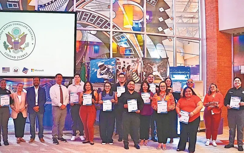 Certifica Consulado en habilidades digitales