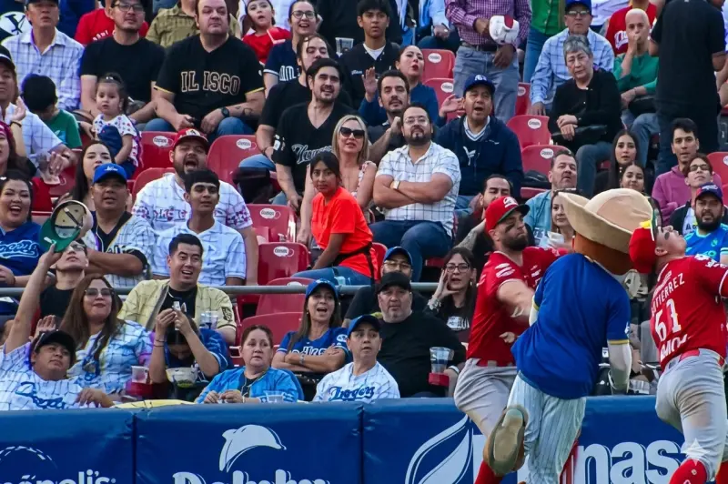 Charros vs Diablos: mascota derriba a pelotero y se salva de castigo