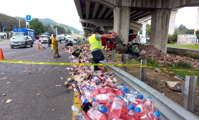 Saquean camión de sueros tras volcar en la vía México-Toluca