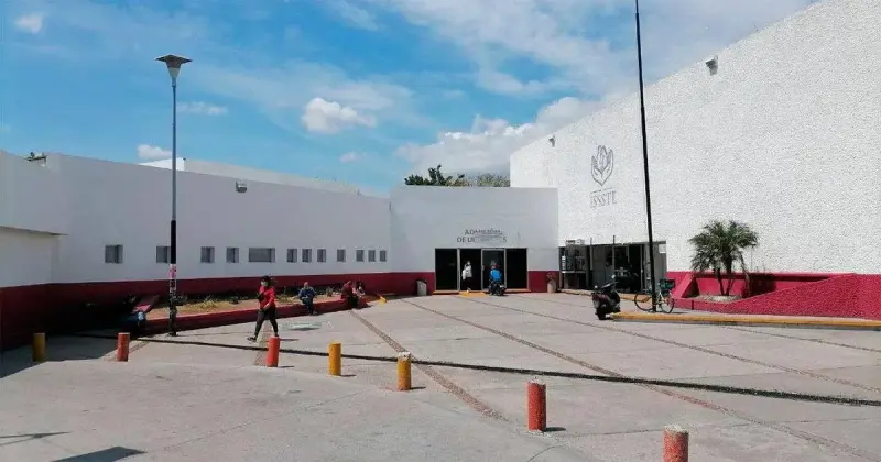 Periodista denuncia muerte de su padre mientras esperaba atención en Issste de Celaya