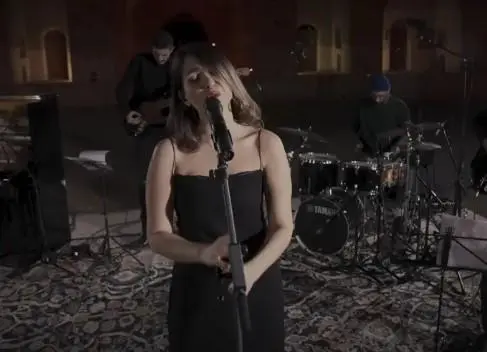 Una artista iraní fue condenada a 74 brutales latigazos por cantar una canción patriótica sin hiyab