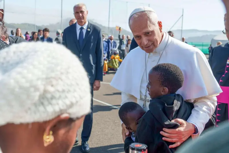 El Papa vuelve en el Falcon del Rey por la avería de Iberia tras su emotivo adiós con los migrantes