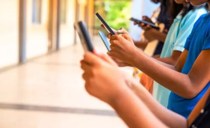 Francia avanza hacia una prohibición más estricta de celulares y redes sociales para menores