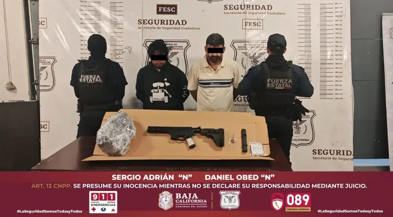 Presuntos sicarios caminaban por la carretera a Tijuana con un fusil en la mochila