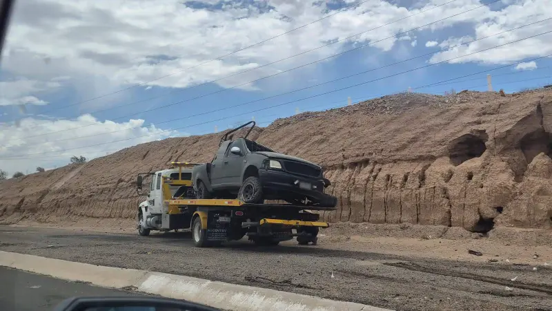 Aparatosa volcadura en la carretera Mexicali-Tijuana deja dos hombres lesionados