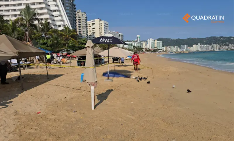 Muere turista tras rescatar a su hijo del mar de fondo en Acapulco