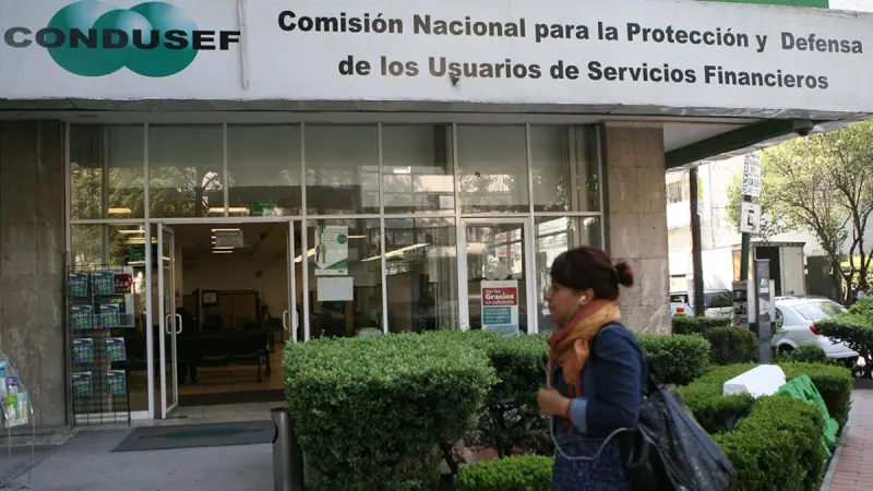 ¿Ir al banco o a la Condusef? Con quién acudir si tienes problemas en tus tarjetas