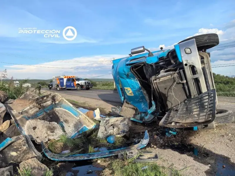 Vuelca tractocamión en la carretera Chichimequillas