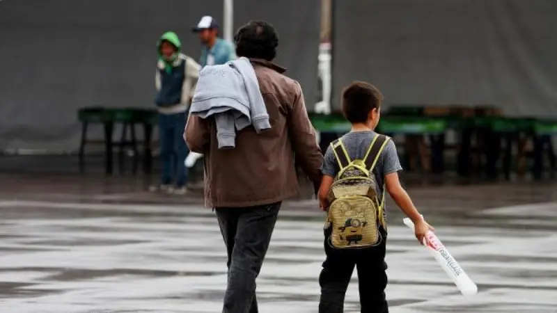Padres bajo presión: estudio revela crisis de tiempo y dinero para criar hijos