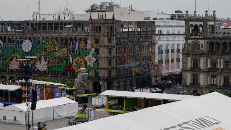 Rueda el balón en el Zócalo: Anuncian apertura del Fan Fest pese a protestas de la CNTE