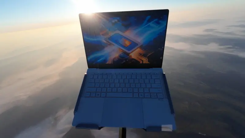 INÉDITO | Experimento estratosférico: Lanzan la ExpertBook Ultra por encima del Everest