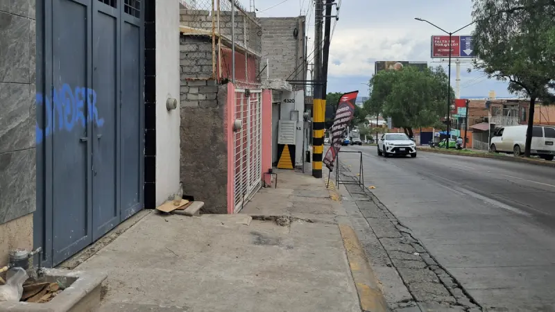 León amplía calles pero reduce banquetas: Advierten olvido al peatón en obras municipales