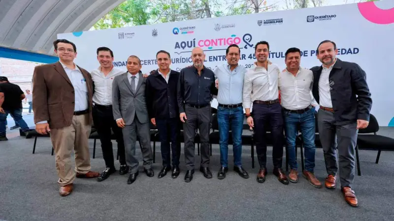 Asiste Felifer Macías a la entrega de escrituras públicas