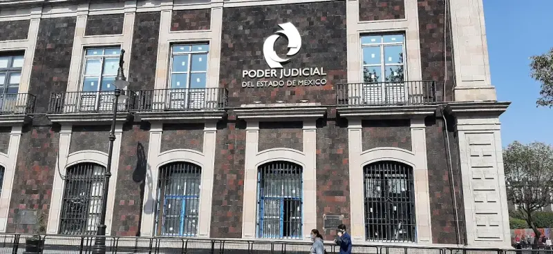 Vinculan a proceso a 12 funcionarios por red de 324 plazas docentes falsas en el Estado de México