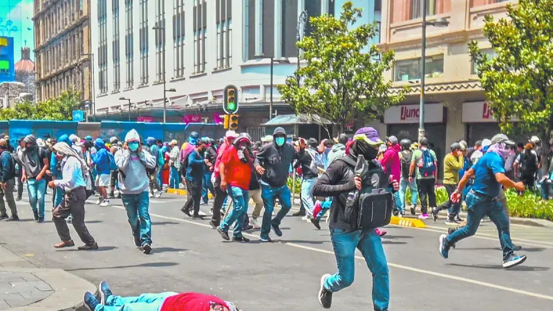 Choques en protesta de la CNTE dejan tres lesionados