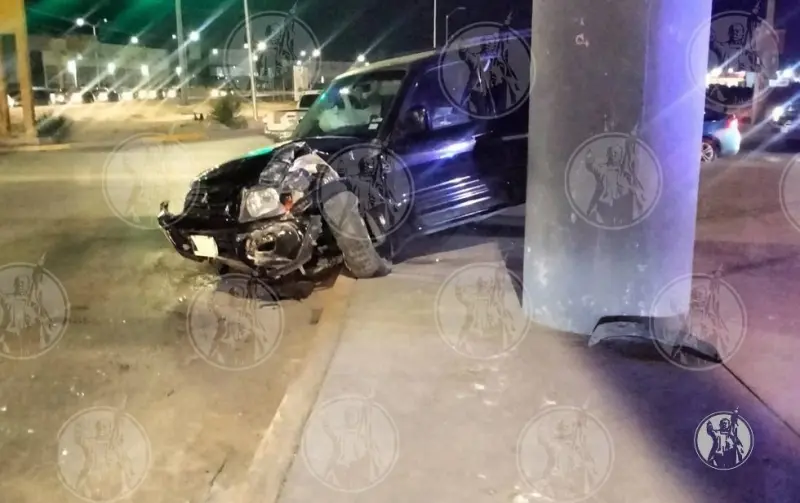 Abandona camioneta tras chocar contra puente en Talamás Camandari