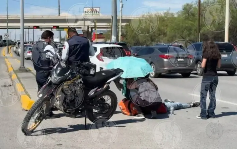 Auto impacta a dos repartidores de comida y se da a la fuga