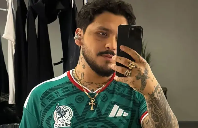 Christian Nodal se suma al ambiente mundialista al posar con la camiseta de México