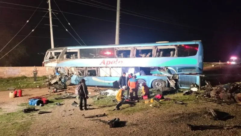 Choca de frente camión de pasajeros y mueren al menos 4; hay 11 heridos en San José de Iturbide