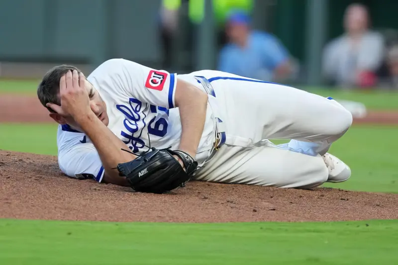 ¡Vaya impacto! Seth Lugo se repone de brutal pelotazo en la cabeza y sale caminando