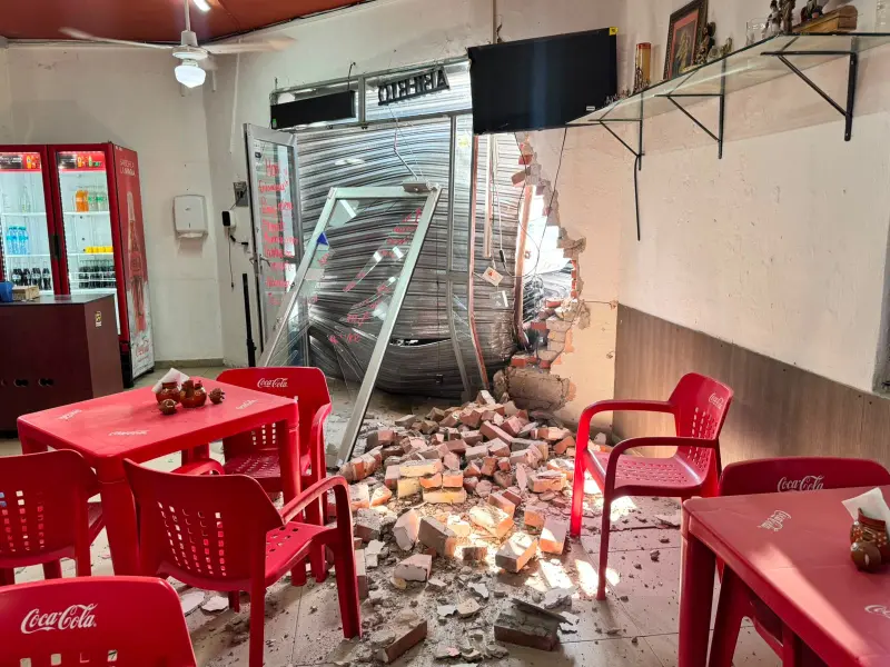 Vehículo se estrella contra restaurante tras accidente en Centro de Monterrey