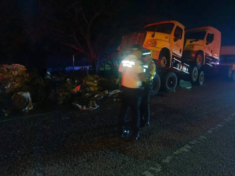 Se incendia tráiler en la carretera Panamericana