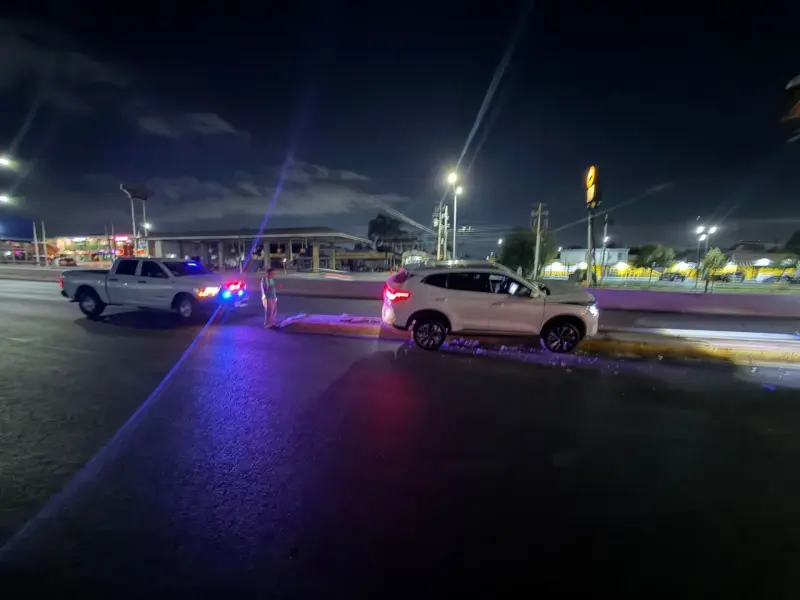 Abandonan vehículo tras chocar contra poste de luminaria en Cumbres, Monterrey