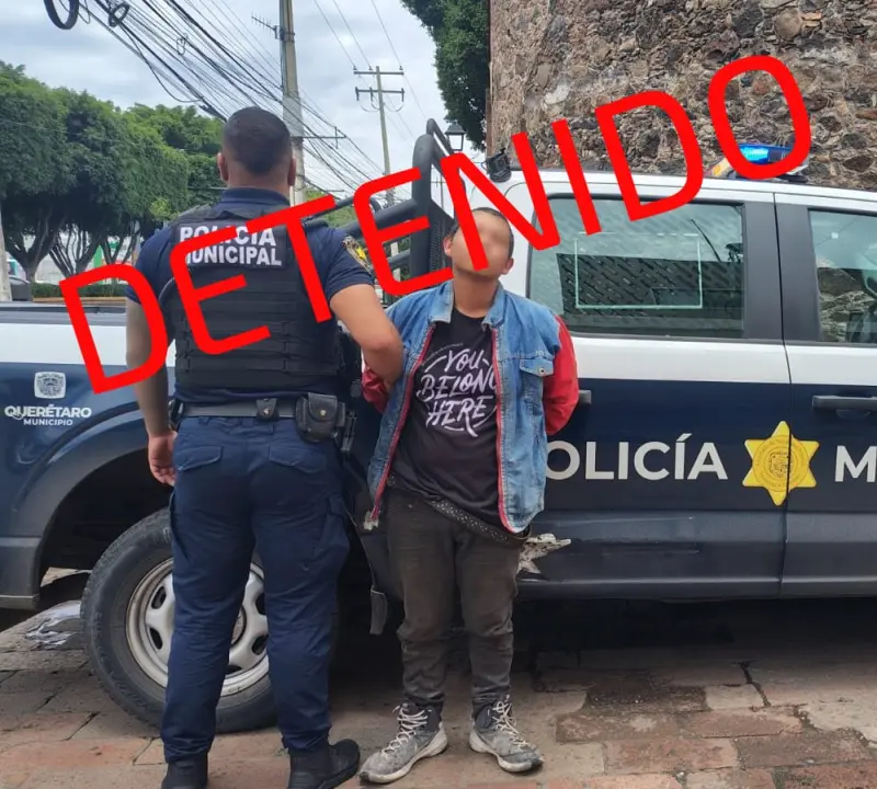 Detienen a sujeto tras causar daños a patrulla de la Policía Municipal en el Centro de Querétaro
