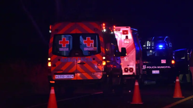 Se fuga conductor de Explorer tras atropellar a motociclistas en Uriangato; mujer está grave