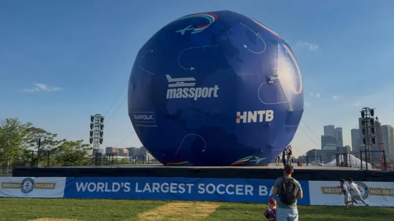Boston entra al Guinness con la pelota de fútbol más grande del mundo